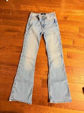Hollister Mid-Rise flare Cut Jeans
